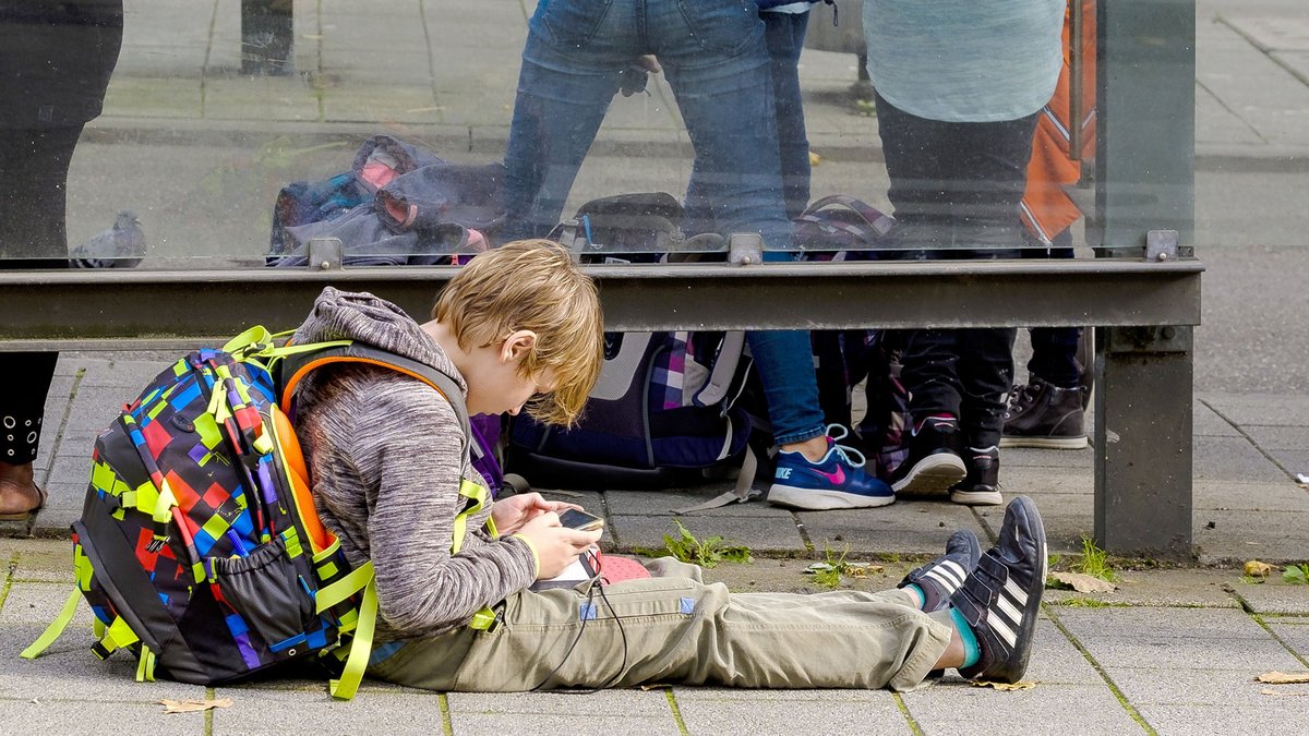 Dürfen ja auch nicht Auto fahren: Wer unter 16 ist, soll nur noch begleitet Social Media und Internet nutzen. Foto: Joachim E. Röttgers