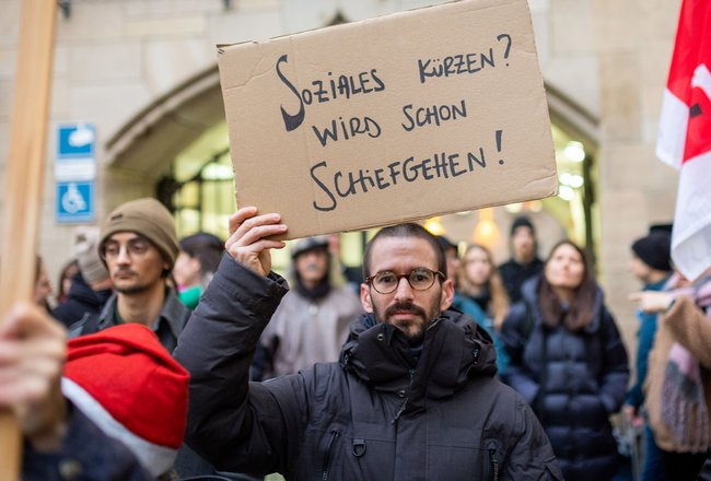 Warnhinweis mit Blick auf den öffentlichen Haushalt. Foto: Julian Rettig