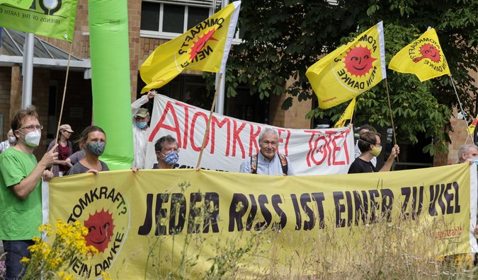 ... auf der Demo vor dem Umweltministerium am 3. Juli. Fotos: Joachim E. Röttgers