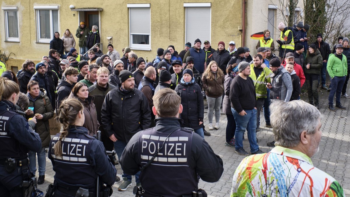 Stadthalle Biberach, 14.2.2024: Eine Handvoll Uniformierte versucht vergeblich, wenigstens den Nebeneingang freizuhalten. Fotos: Joachim E. Röttgers