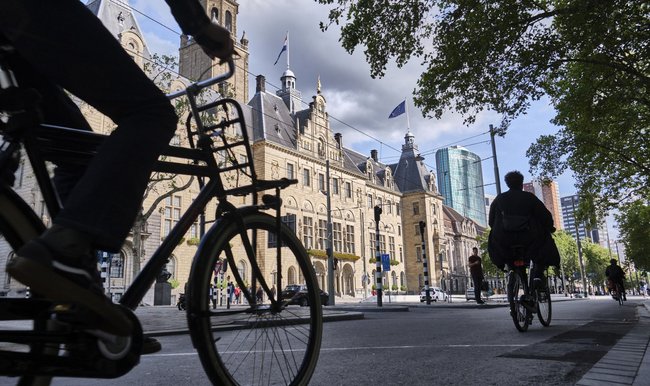 Viel Platz fürs Rad vor dem Rathaus in Rotterdam.  Viel Platz fürs Rad vor dem Rathaus in Rotterdam.