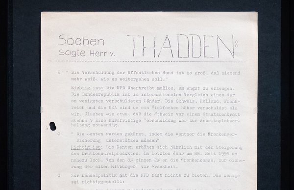 Echtzeitfaktencheck per Flugblatt aus der Ausstellung "Wahlkampf Radikal". Foto: Julian Rettig