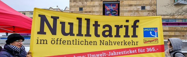 Auf dem Frühlingsfest der SÖS-Linke-Plus demonstrieren AktivistInnen für den gebührenfreien Nahverkehr. Foto: Joachim E. Röttgers
