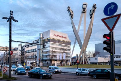 Das ist wohl Kunst: Porscheplatz in Zuffenhausen. Foto: Joachim E. Röttgers
