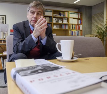 Wolfram Pyta mit seinem neuesten Werk in seinem Büro. Fotos: Joachim E. Röttgers