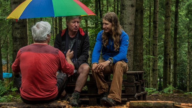 Roland Roth mit Roland Reck (links) und Samuel Bosch (rechts), der das Camp im "Alti" initiiert hat.