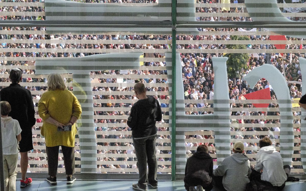 Manchmal ist Kunst halt schnurz. (Blick aus dem Stuttgarter Kunstmuseum auf sehr viele Fridays for Future.)