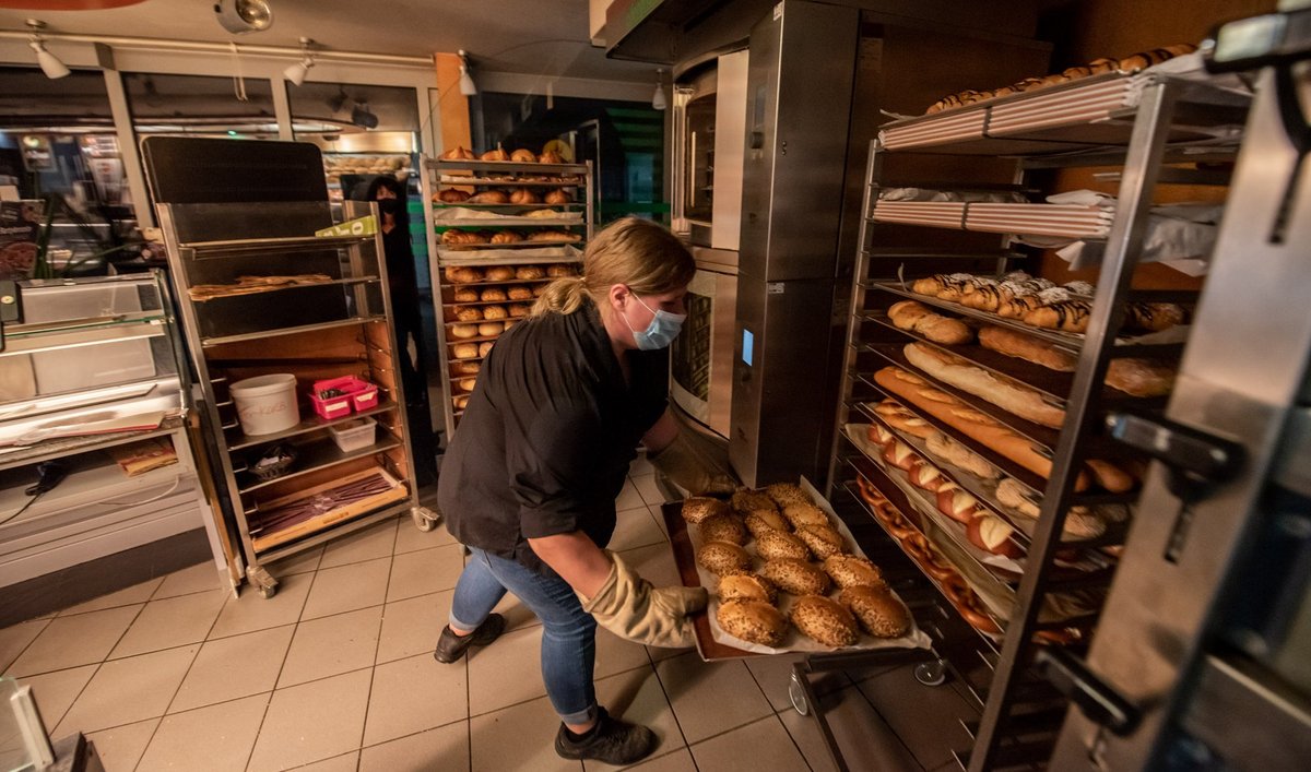 Schnell noch ein paar Brötchen aus dem Ofen retten.