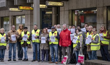 Von Schlecht zu schlechter: Beschäftigte der Böblinger Kreiszeitung protestieren gegen den Ausverkauf. Unterstützt von Verdi-Sekretär Uwe Kreft (im roten Anorak).