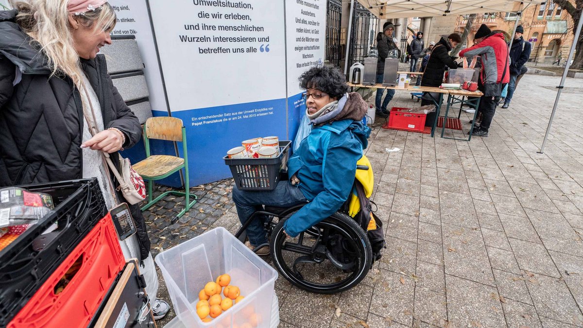 Nanette Peithmann bringt gespendete Ravioli vorbei, ...