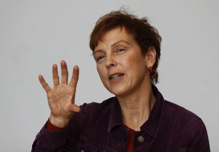 Sabine Leidig, Bahnexpertin der Linken, findet es "aberwitzig, dass noch ein Tiefbahnhof gebaut werden soll."