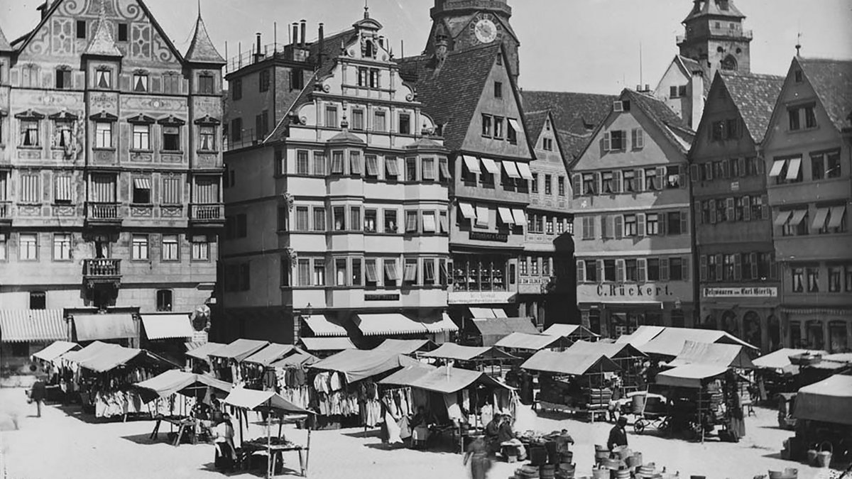 Marktplatz Stuttgart, 1881. Hier sammelten sich acht Jahre zuvor Tausende antisemitische Randalierer. Foto: Carl Curman, gemeinfrei