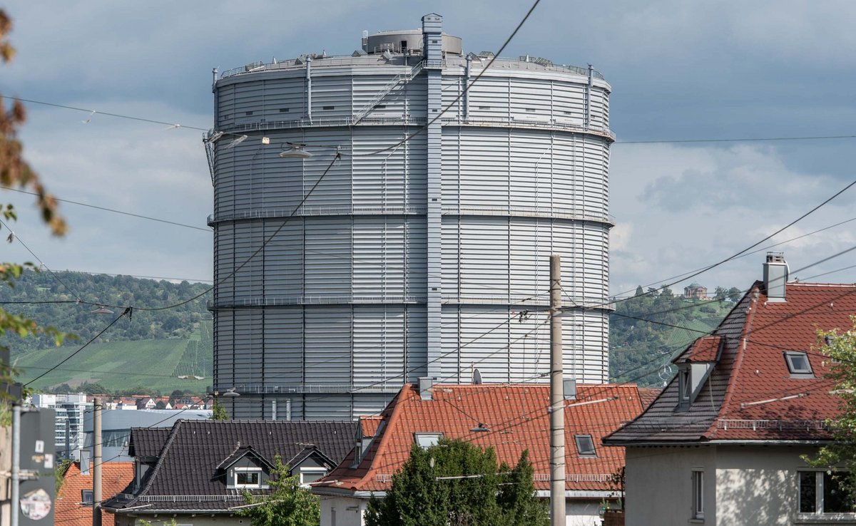 Blicke auf Stuttgarts Gaskessel mit Klick auf den Pfeil. Fotos: Jens Volle