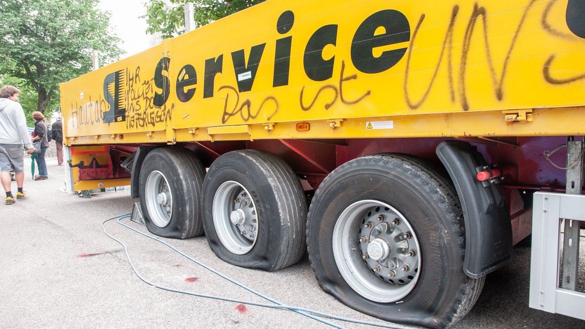 Statt Dampf lassen ein paar Luft ab. Die Reifen gingen dabei nicht kaputt, wie anfangs behauptet. 