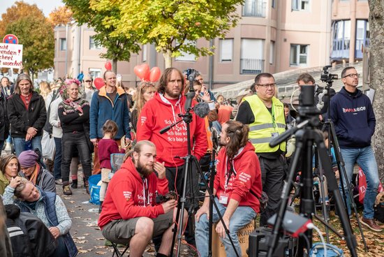 Stephan Bergmann (Mitte), Reichsbürger und "Querdenker"-Pressesprecher, zeichnet die Kundgebung auf.