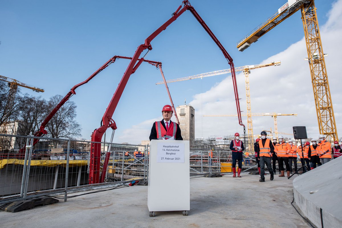 OB Frank Nopper unter Kränen.  OB Frank Nopper unter Kränen.