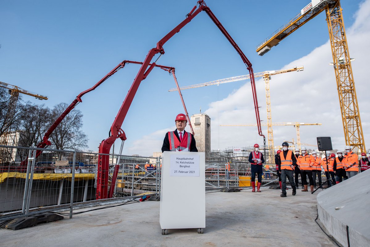 OB Frank Nopper unter Kränen. 