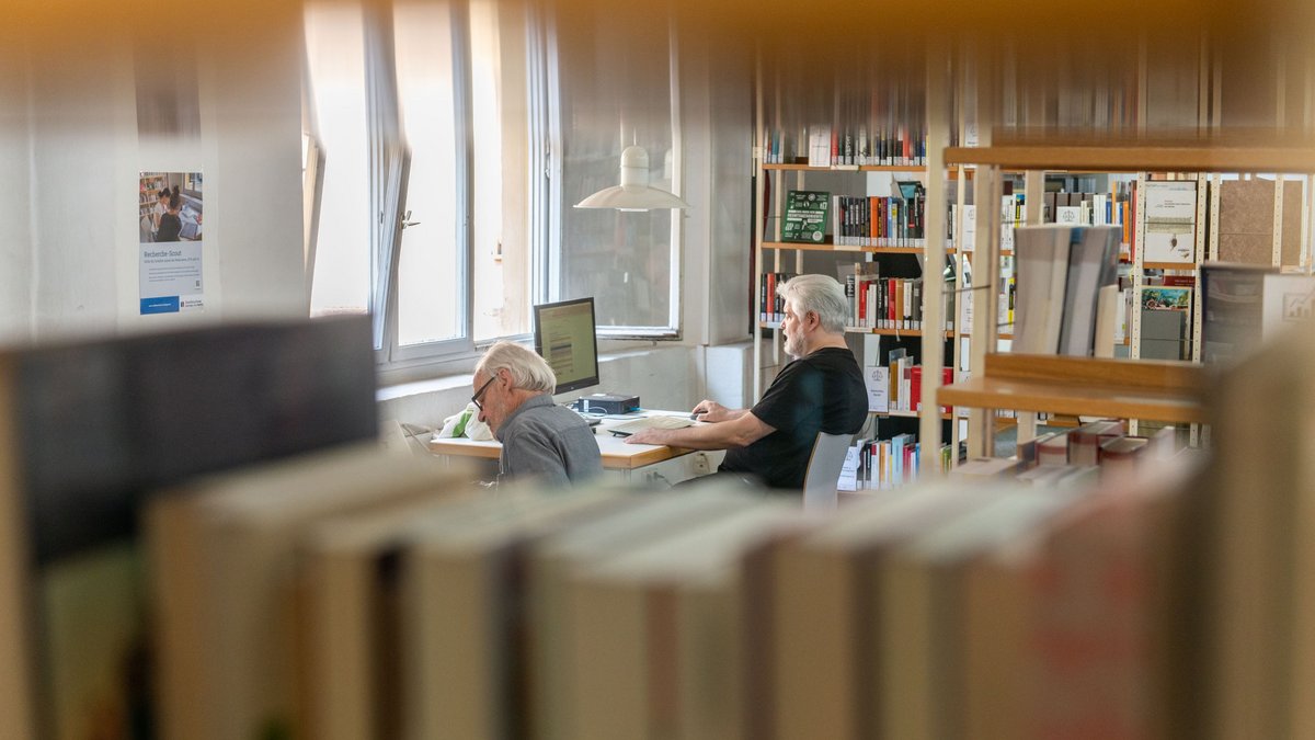Stillarbeit in der Stadtbücherei Esslingen. Gemütlich aber zu eng, finden viele Bürger:innen und fordern eine Erweiterung. Fotos: Jens Volle