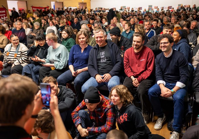 Der linke Spitzenkandidat Jan van Aken ("Tax the rich") freut sich über Zulauf. 