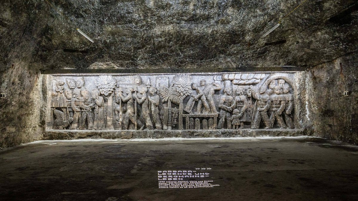 Im Kuppelsaal: Barbara-Legende und Bergmannsleben in den Stein gehauen.