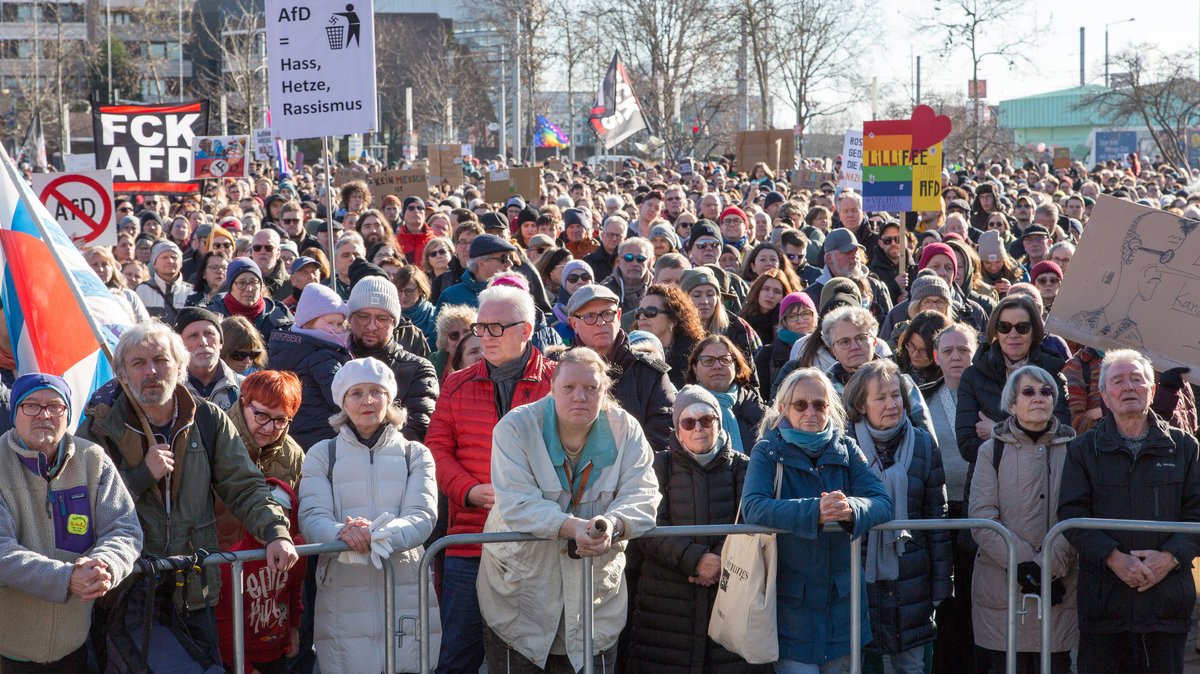 In Mannheim kamen am 1. Februar rund 5.000 Menschen (Polizeiangabe) auf den Alten Messplatz. Foto: Manfred Shita