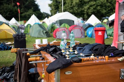 Im Camp: Tischkicker und schwarze Kleidung. 