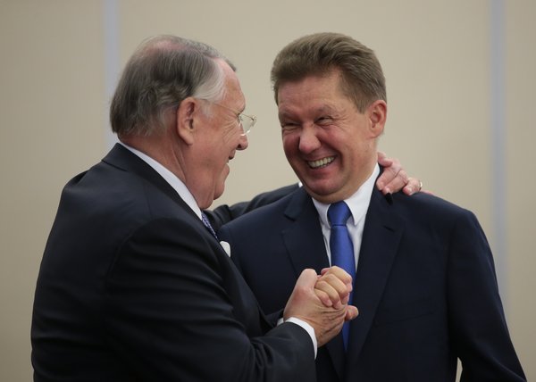 Klaus Mangold, links, mit Gazprom-Chef Alexei Miller. Foto: picture alliance / Mikhail Metzel, dpa