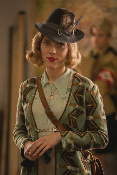 Das Böse werde "nie gewinnen", sagt Jojos Mutter (Scarlett Johansson). Das Böse werde "nie gewinnen", sagt Jojos Mutter (Scarlett Johansson).