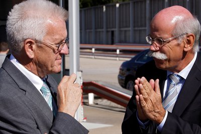 Papierflieger-Bastler: Winfried Kretschmann und Daimler-Chef Dieter Zetsche. Foto: Joachim E. Röttgers