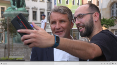 Verschwörer und Verbreiter: Rechtsextremist Björn Höcke mit Fan. Screenshot Report Mainz  