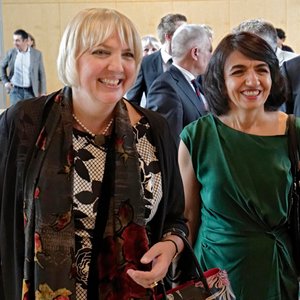 Macht neuerdings nicht nur Muhterem Aras (r.) glücklich, sondern auch Peter Altmaier: Claudia Roth. Fotos: Joachim E. Röttgers