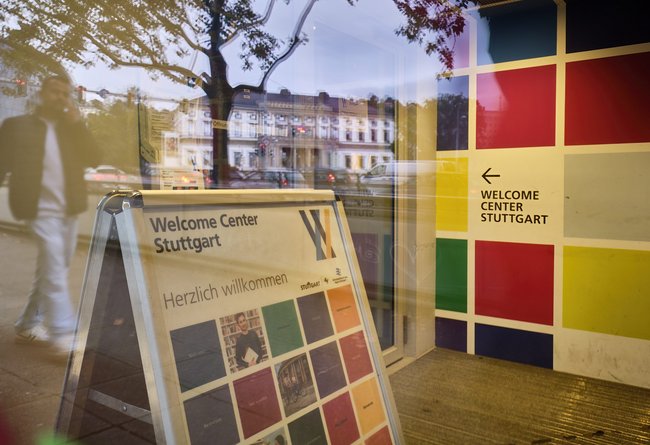 Stuttgarts erste Anlaufstelle neben der Ausländerbehörde: das Welcome Center im Alten Waisenhaus, zentral am Charlottenplatz gelegen.