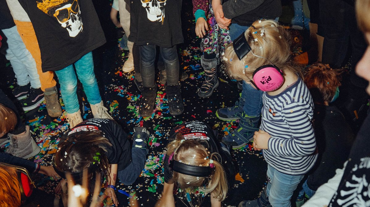 Konfetti aufsammeln fürs nächste Kinderpunkkonzert.