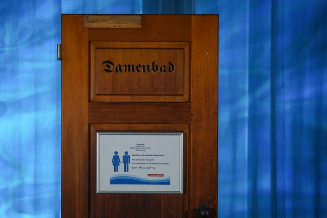 Zutritt nur für Frauen – dieses Schild aus dem Freiburger Lorettobad besagt, dass die Badeaufsicht männlich und weiblich sein kann. Foto: HdGBW