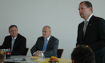 Besuch in der Waffenschmiede im Wahlkampf 2009: damaliger Verteidigungsminister Franz Josef Jung, Kauder, H-&-K-Hauptgesellschafter Andreas Heeschen. Foto: Himmelheber