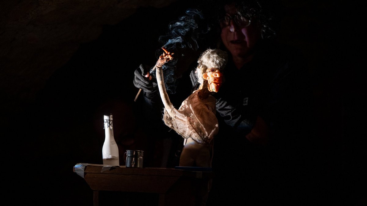 Puppenspielerin Stefanie Oberhoff trieb ihre "Gräfin" dazu an, ein Buddelschiff in die Flasche zu bringen. Puppenspielerin Stefanie Oberhoff trieb ihre "Gräfin" dazu an, ein Buddelschiff in die Flasche zu bringen.