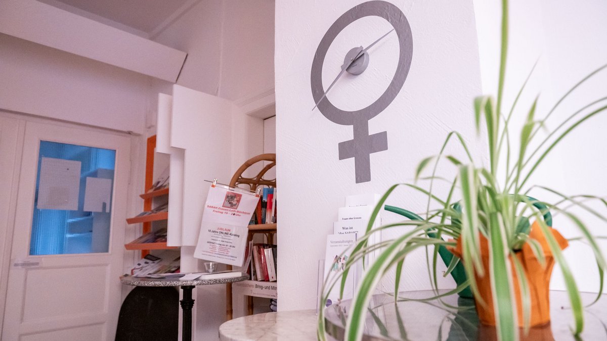 Sogar die Uhr tickt feministisch.