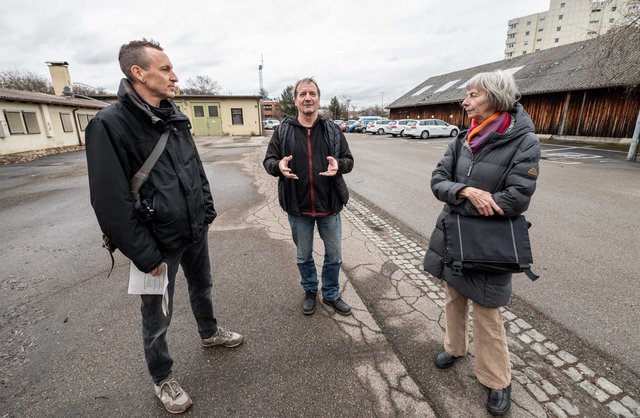 Marc Amann, Andreas Roth und Ingrid Bauz auf dem Marienburger Areal, wo die Genossenschaft bauen will. Marc Amann, Andreas Roth und Ingrid Bauz auf dem Marienburger Areal, wo die Genossenschaft bauen will.