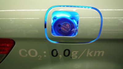 Absolut abgasfrei fahren: eine Milchmädchenrechnung an der Wasserstofftankstelle. Foto: J. Lessat