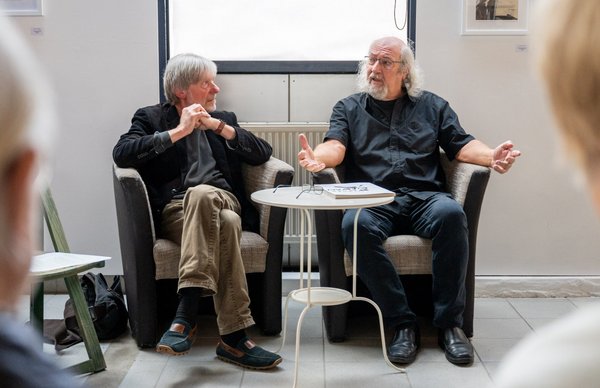 Friedensaktivisten der ersten Stunde: Lothar Heusohn (links) und Reinhard Köhler bei der Ausstellungseröffnung.