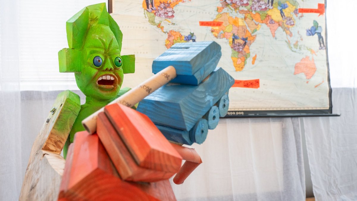 "Great Garloo" zertrümmert einen Panzer – ein Werk von Edgar Braig aus der Ausstellung "Nie wieder Krieg!" in Ulm.