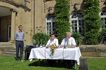 "Auf Augenhöhe" wurde zum "Alleingang". Nils Schmid und Winfried Kretschmann zur 100-Tage-Bilanz im Rosengarten der Villa Reitzenstein. Foto: Staatsministerium