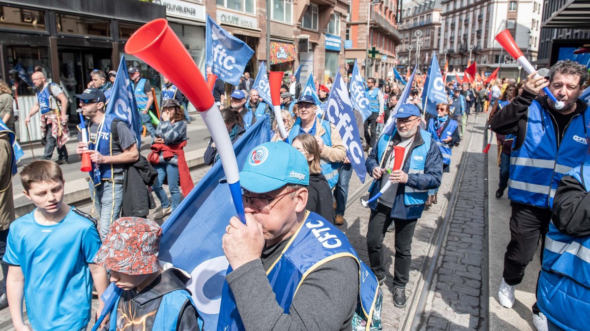 ... dem Französischen Bund christlicher Arbeiter:innen wiederum in Blau, ...