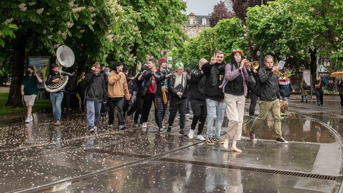 Ein letzter Zug durch die Straßen.