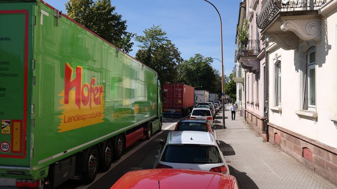 So wohnt wohl niemand gerne: Lkw-Lawinen auf der B31 in Freiburg. Foto: Fabian Kienert