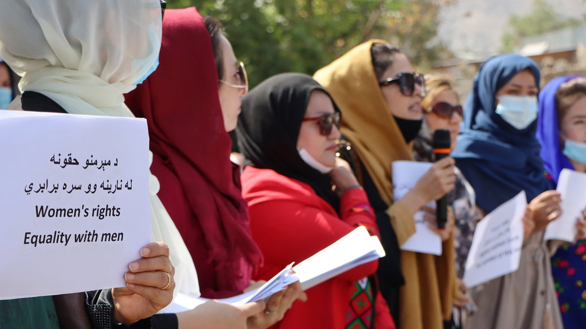 Kabul, September 2021: Bei Machtübernahme der Taliban fürchten Frauen um ihre Rechte. Nach dem Uni-Verbot schließen sich viele den Protesten an. Foto: picture alliance/EPA-EFE, Stringer