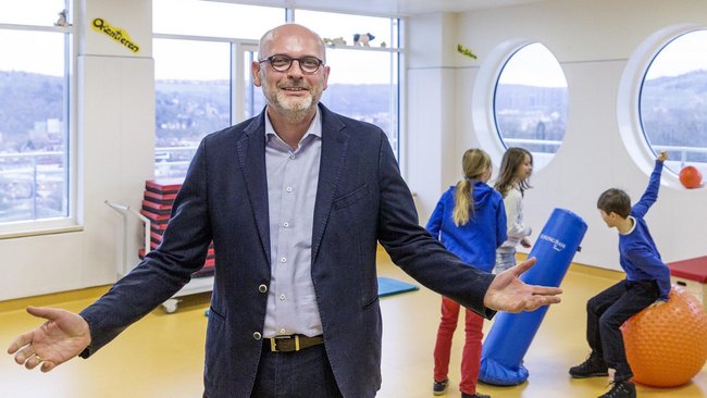 Von Anfang an überbelegt: die Kinder- und Jugendpsychiatrie im Klinikum Esslingen. Gunter Joas ist ihr Chefarzt. Foto: Kai Loges / die arge lola