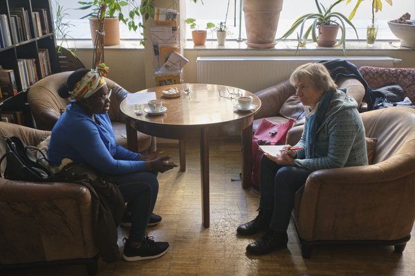 Kontext-Redakteurin Gesa von Leesen im Gespräch mit Fati Abu. 