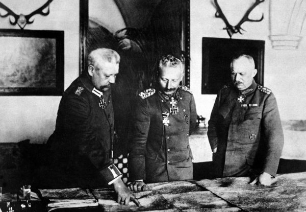 General Paul von Hindenburg, Kaiser Wilhelm II und General Erich Ludendorff (von links) am 8. Januar 1917. Foto: <a href="https://www.wikidata.org/wiki/Q1504478" class="extiw" title="d:Q1504478"><span title="German photographer and athlete">Robert Sennecke</span></a> - <a rel="nofollow" class="external autonumber" href="http://fotocollectie.huisdoorn.nl/HuDF-A119-03">[1]</a>, Public Domain, <a href="https://commons.wikimedia.org/w/index.php?curid=3128024">Link</a>