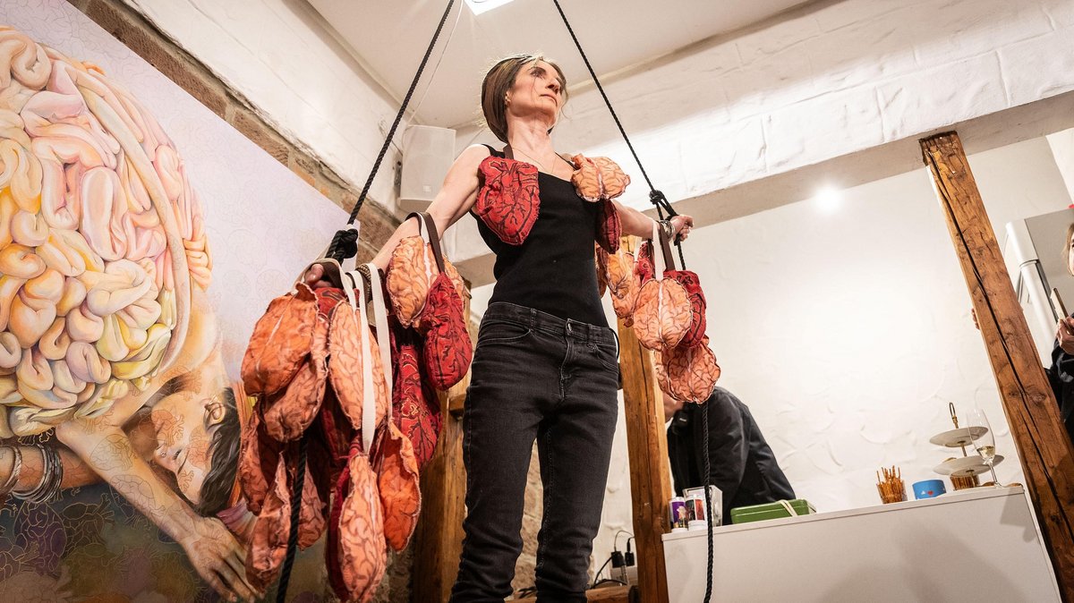 Performance von Ursula Donn in der Galerie von Marko Schacher. Foto: Julian Rettig